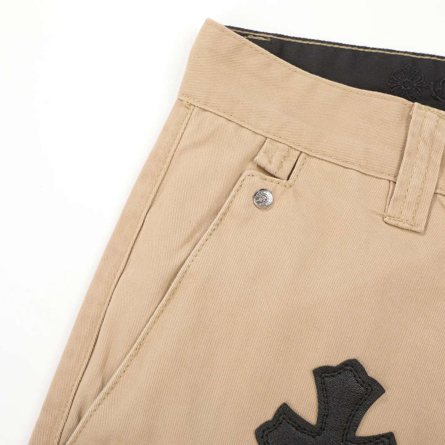 P260 Chrome Hearts/Chrome Hearts camouflage checkerboard horsehair cross patch leather jeans - Full of exploring the ultimate in fashion, Chrome Hearts' new Chrome Hearts pants cleverly integrate camouflage cross, checkerboard horsehair cross and other elements to break traditional boundaries. The clever fusion of Mattyboy’s same style, overalls and khaki jeans brings endless matching inspiration to fashionistas.  This pair of Croxin overalls not only presents a unique retro style, but also combines comfort and sophistication with its wide-leg, loose design. The mid-high waist design matches a lazy and casual style, which not only makes the legs longer but also maintains a casual feel, it is a must-have fashion choice for trendy men and trendy women.  Khaki overalls are unique in leather matching and color selection, making them the leader among overalls. Chrome Hearts' khaki cross chino casual pants have a prince-like aristocratic feel. The pants have 40 panels of leather and full texture. The W34 size is perfectly presented and has become the focus of the forefront of fashion. Whether it's for daily wear or a trendy try, these pants can bring you an excellent fashion experience.  Color: Khaki Size: 28 30 32 34 corresponding size s-xl